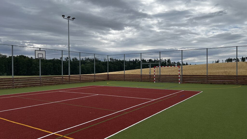 Sportovní hřiště v obci Krokočín