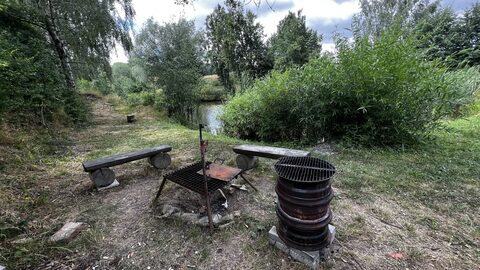 Ohniště s lavicemi u vody