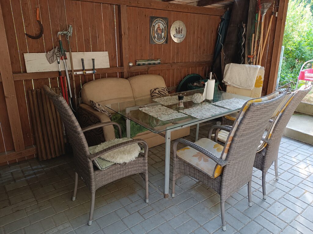 Zastřešená pergola u domu v Krokočíně