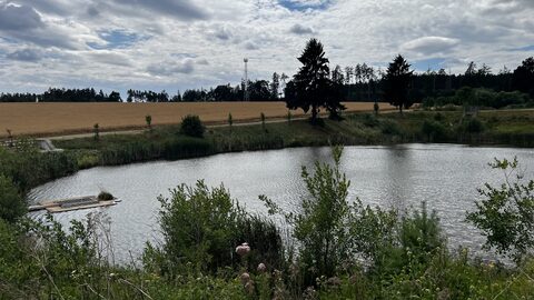 Vodní hladina s výhledem na pole